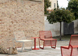 Arne Outdoor Chair with Round Side Table in Outdoor Setting