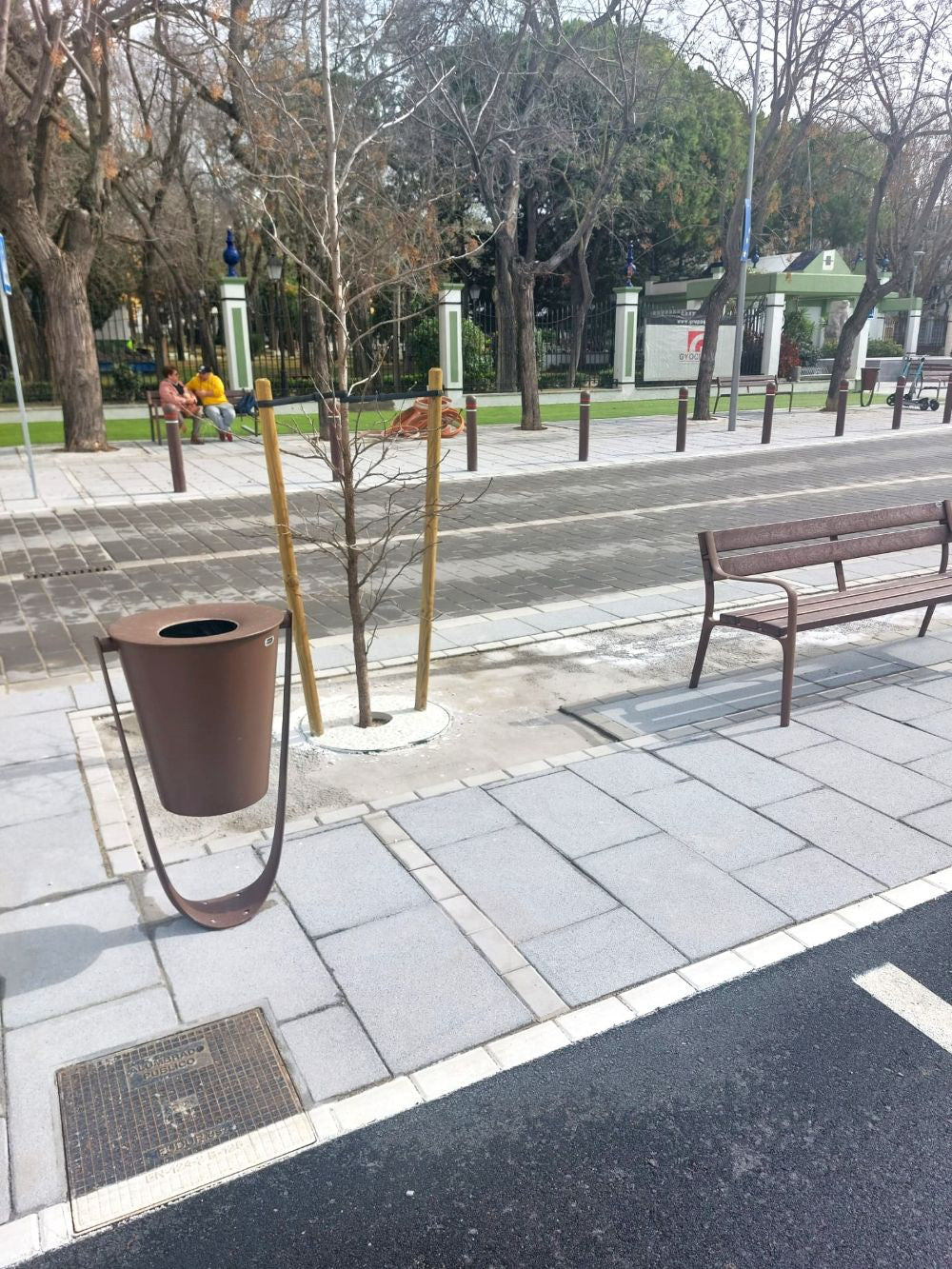 Citizen Outdoor Litter Bin with Bench Seating in Outdoor Setting