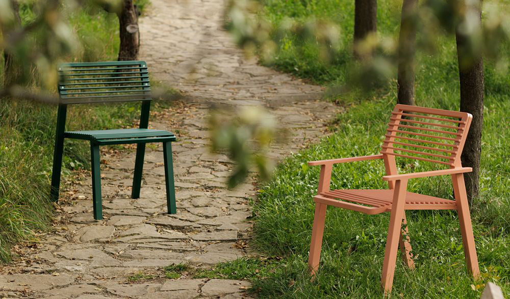 Coro Metal Outdoor Chair in Outdoor Setting 2