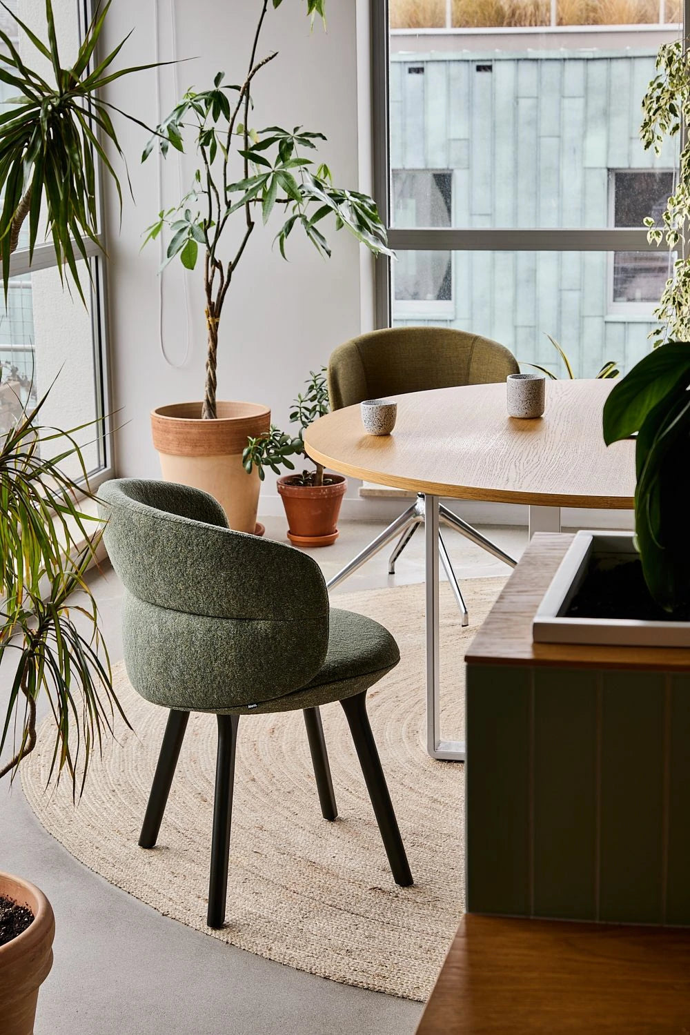 Ekori Chair Collection with Round Table 3