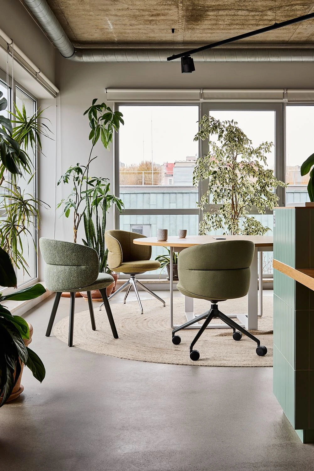 Ekori Chair Collection with Round Table