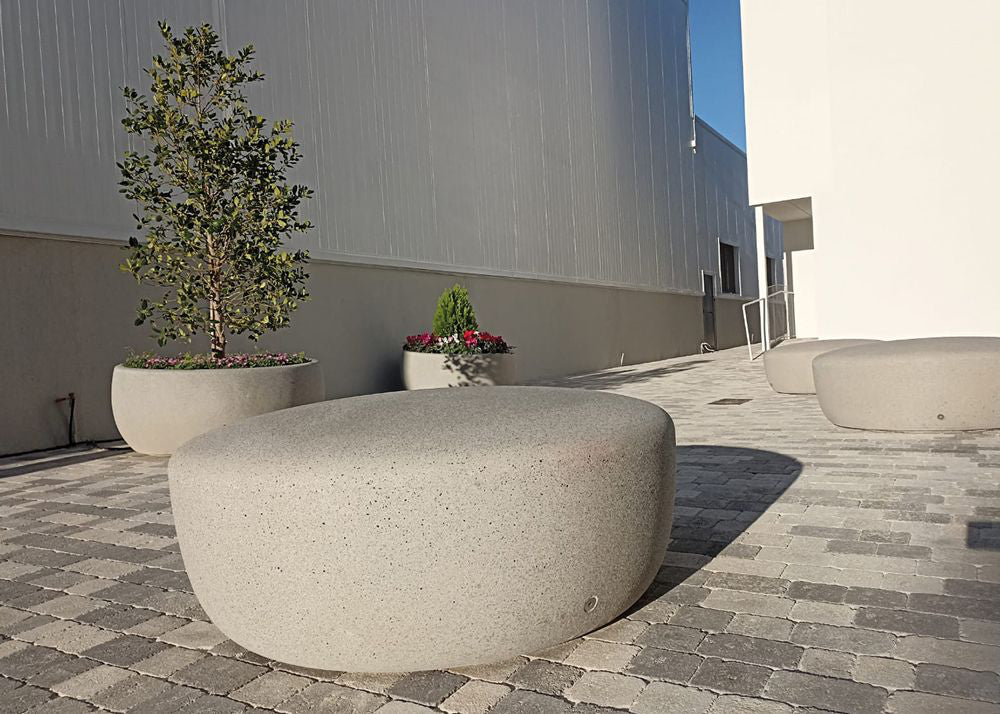 Lisa Round Outdoor Chair with Planter in Outdoor Setting