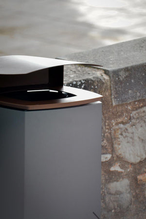 Mielek Outdoor Litter Bin in Outdoor Setting 4