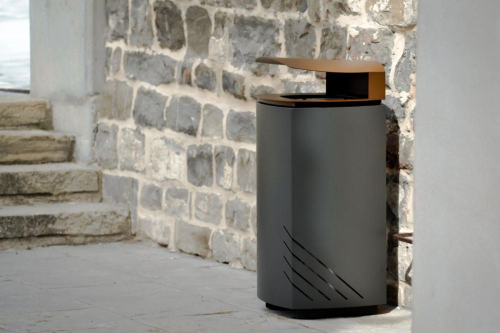 Mielek Outdoor Litter Bin in Outdoor Setting 7