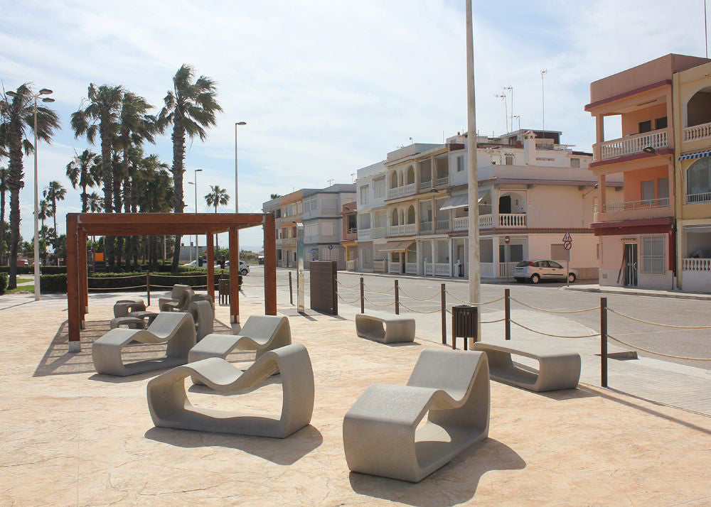 Petrus Outdoor Deck Chair with Benches in Outdoor Setting