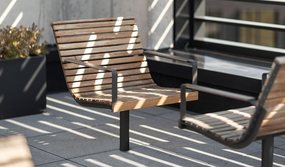 Piro Outdoor Recessed Swivel Chair in Outdoor Setting